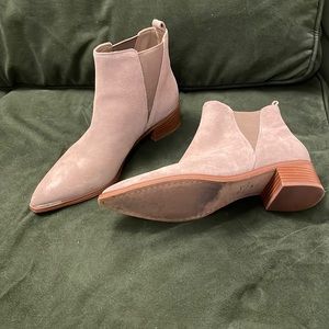 Marc Fisher size 8m chelsea boots in tan suede